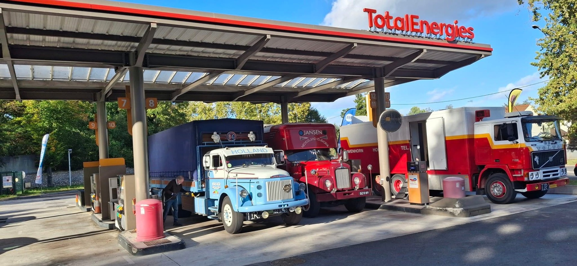 CAMIONS HOLLANDAIS AU RAVITAILLEMENT